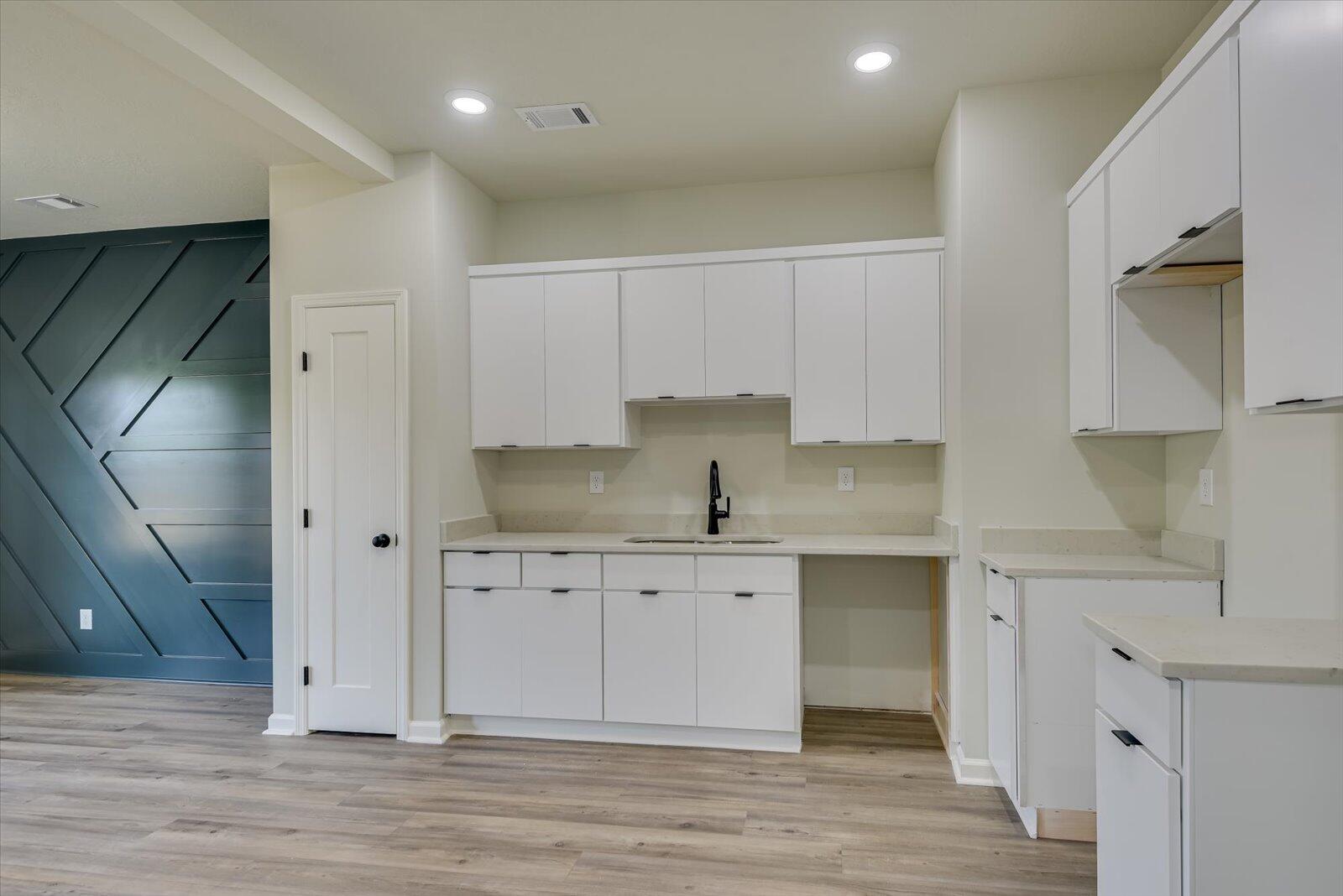 827 Felix Way