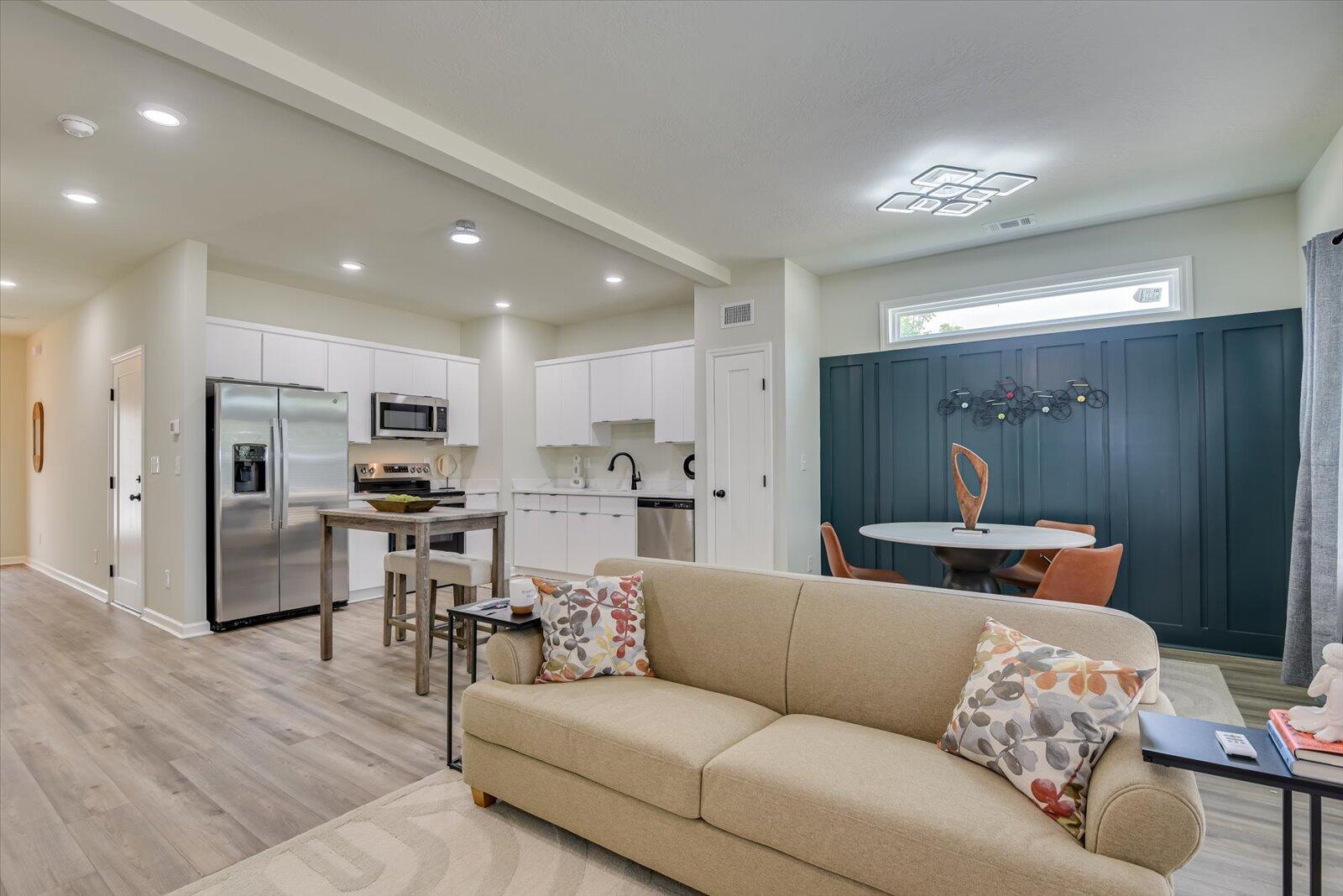 827 Felix Way