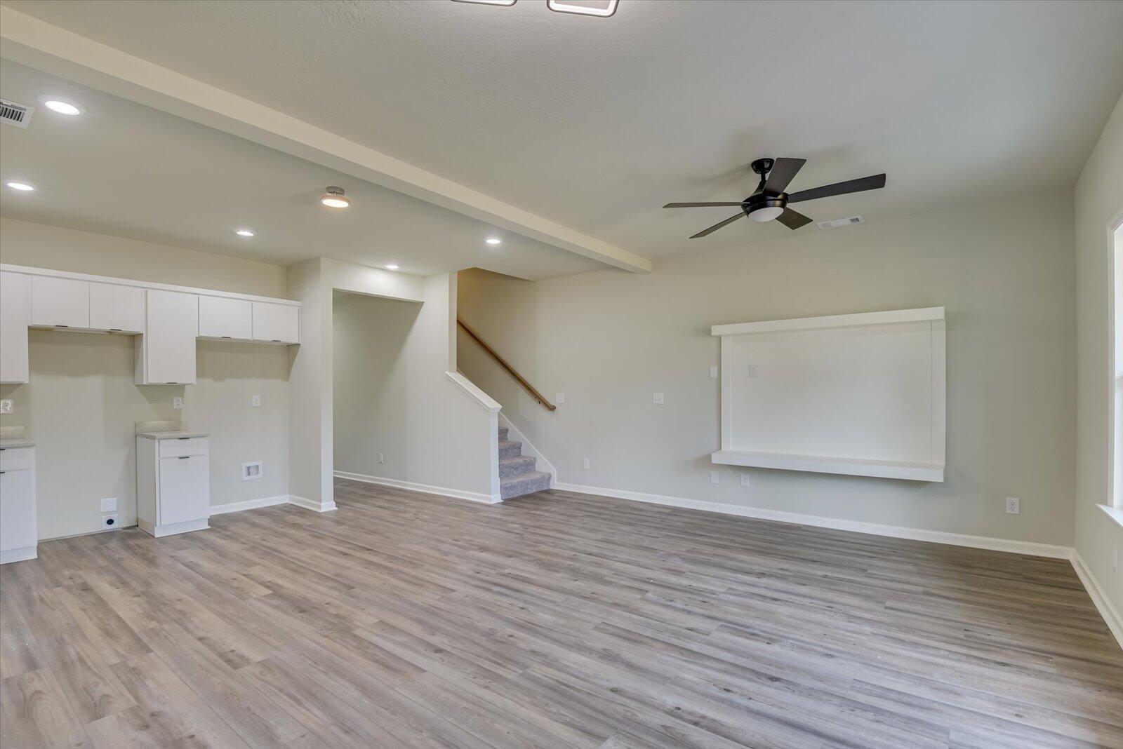 827 Felix Way