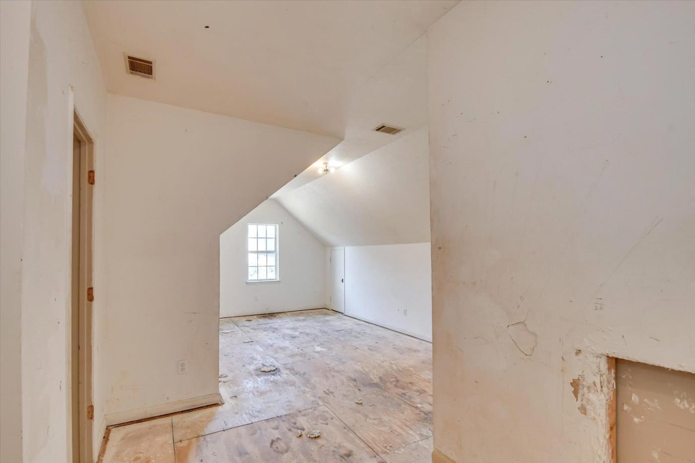 962 Hunting Horn Way