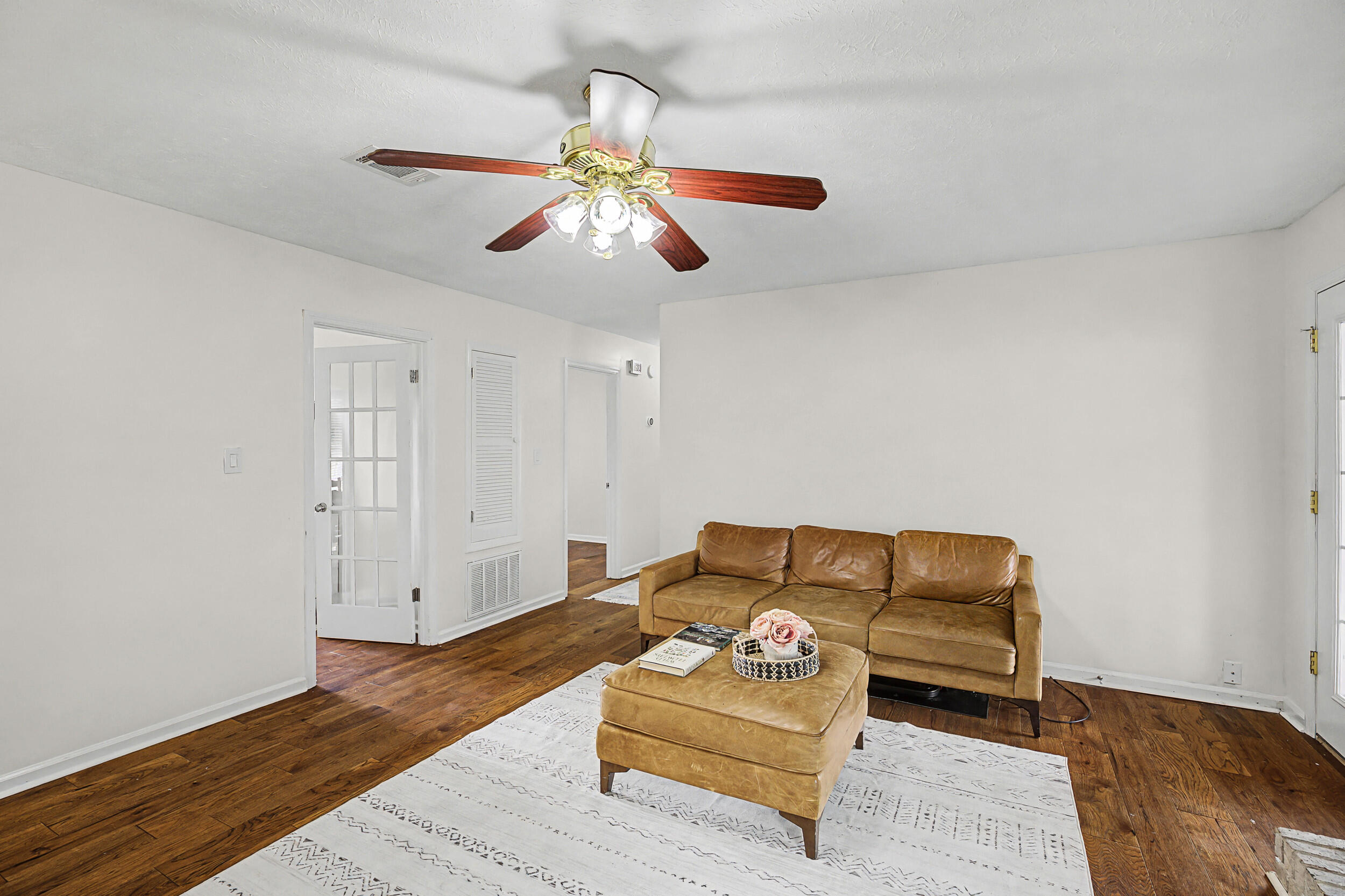 512 Hillcrest Court