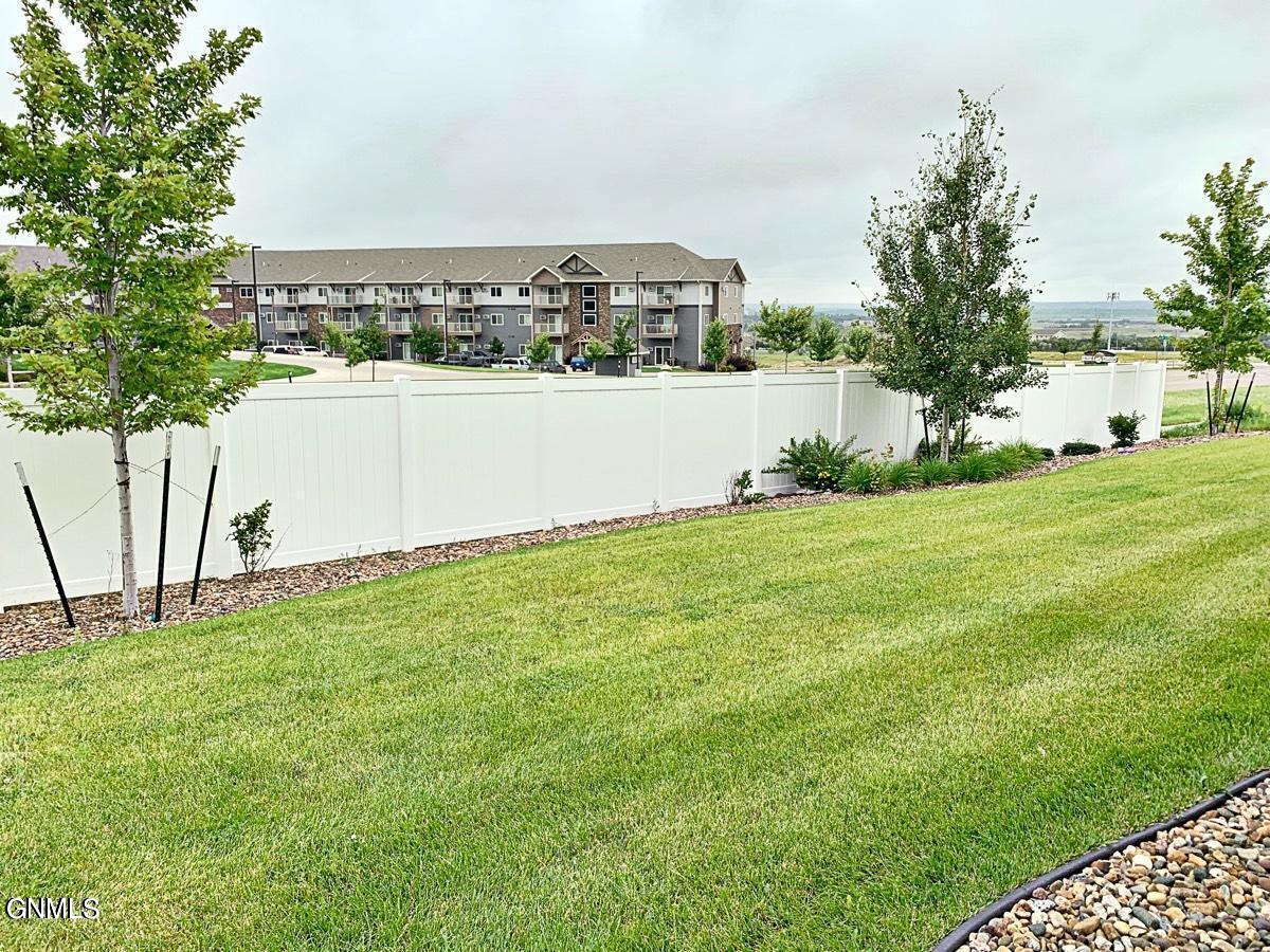 3000-3004 Golden Vista Avenue