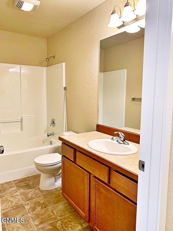 3000-3004 Golden Vista Avenue