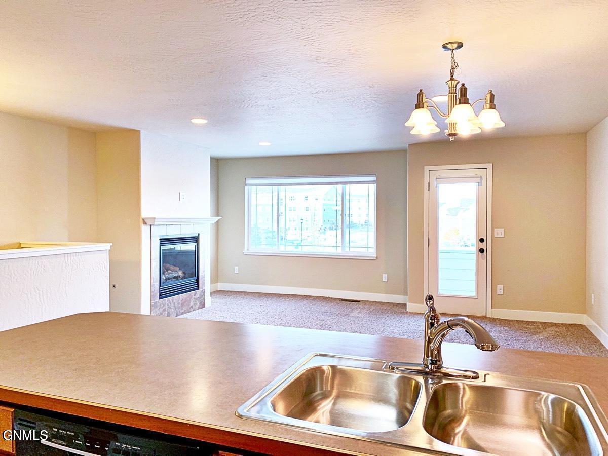 3000-3004 Golden Vista Avenue