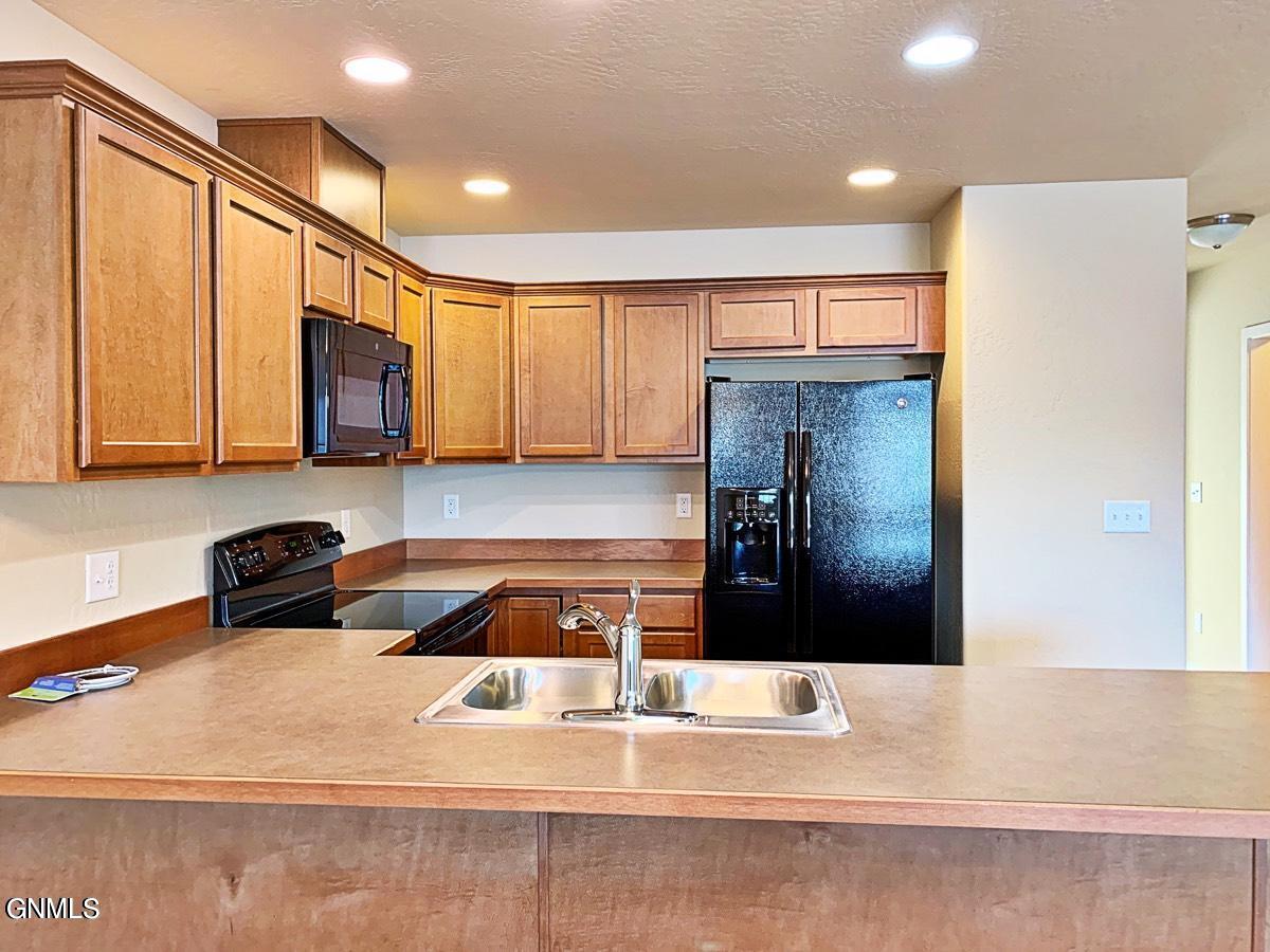 3000-3004 Golden Vista Avenue