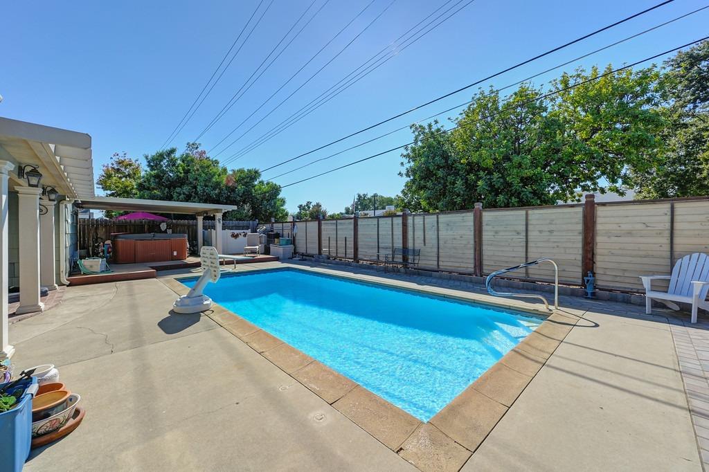 2229 Weldon