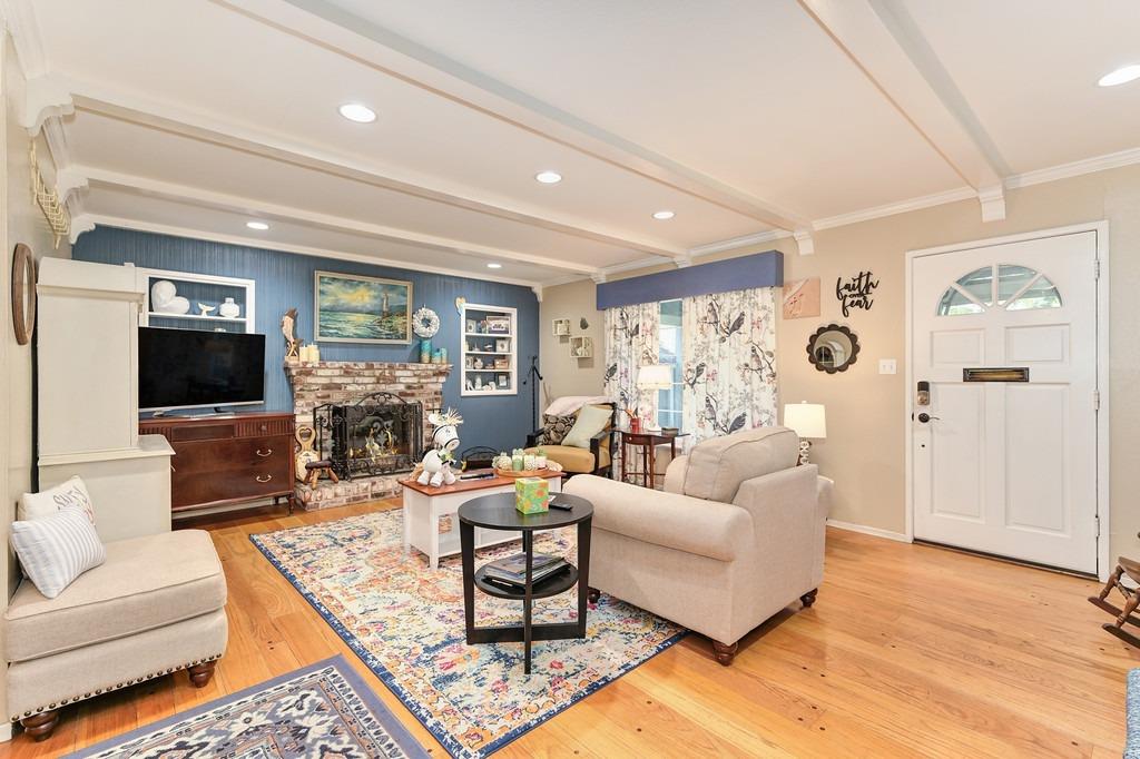 2229 Weldon