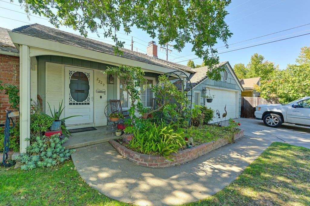 2229 Weldon