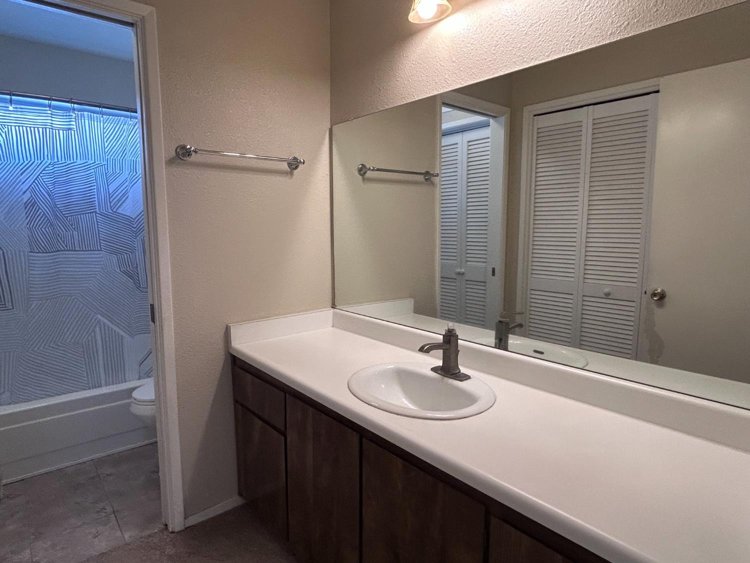 8252 Center Parkway 84