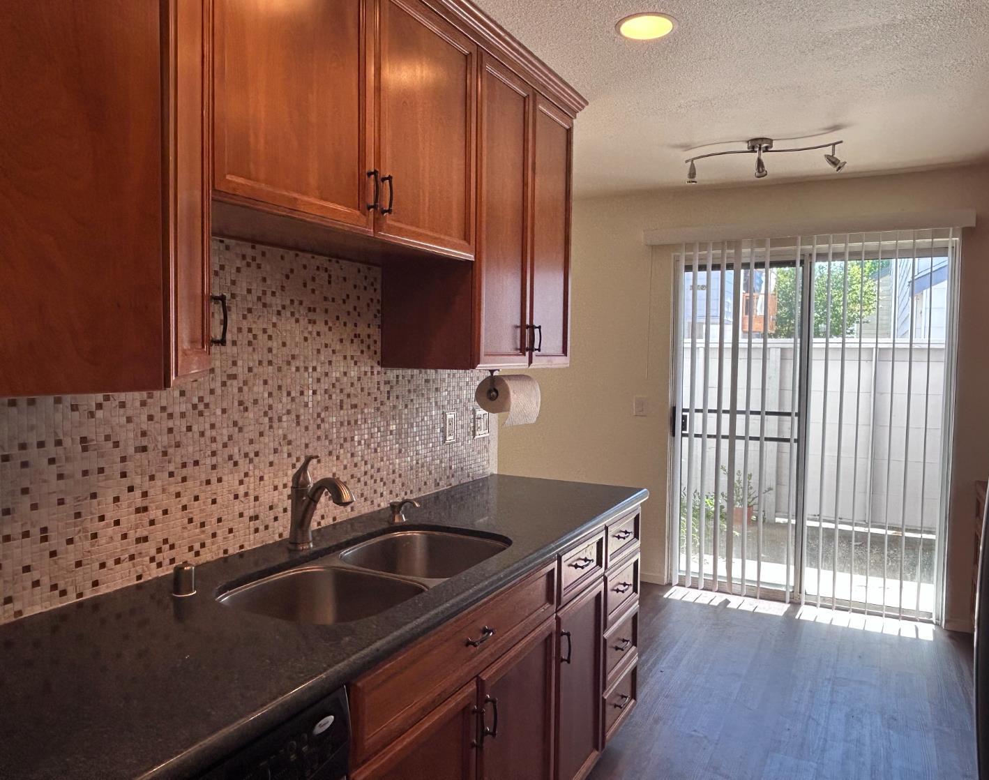 8252 Center Parkway 84