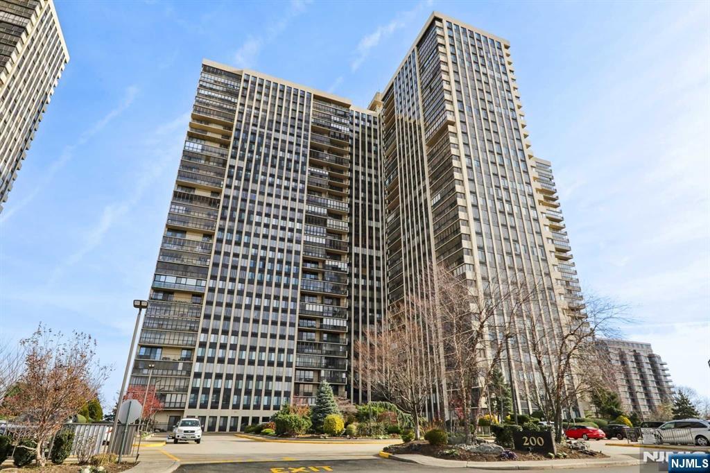 200 Winston Drive L8