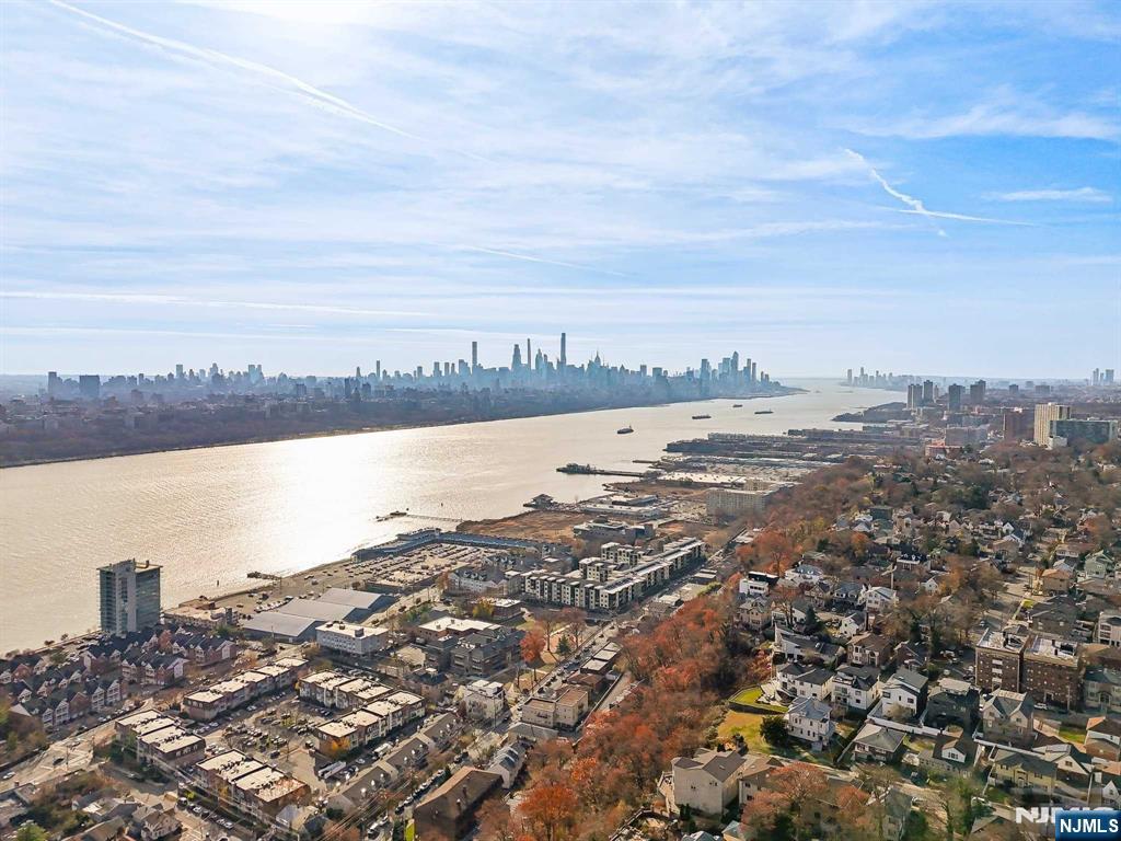 200 Winston Drive L8