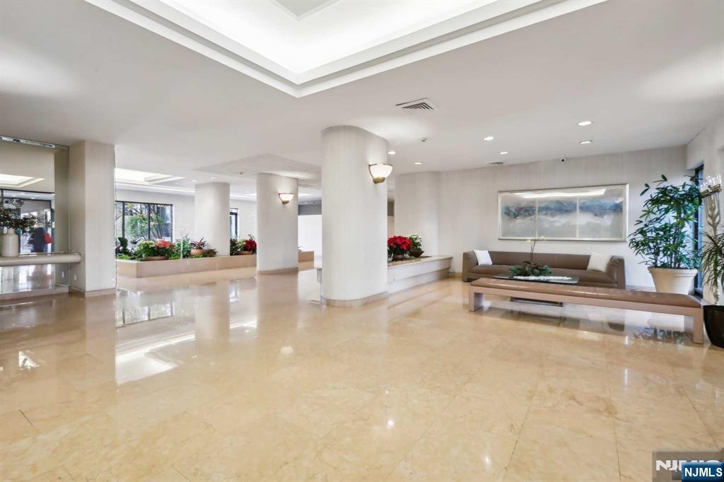 200 Winston Drive L8