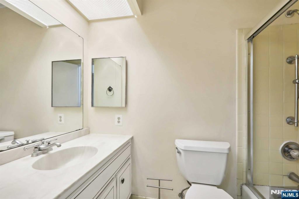 200 Winston Drive L8