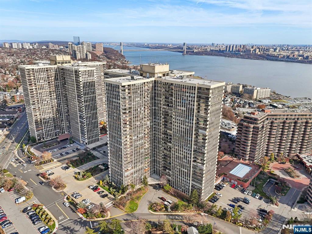 200 Winston Drive L8