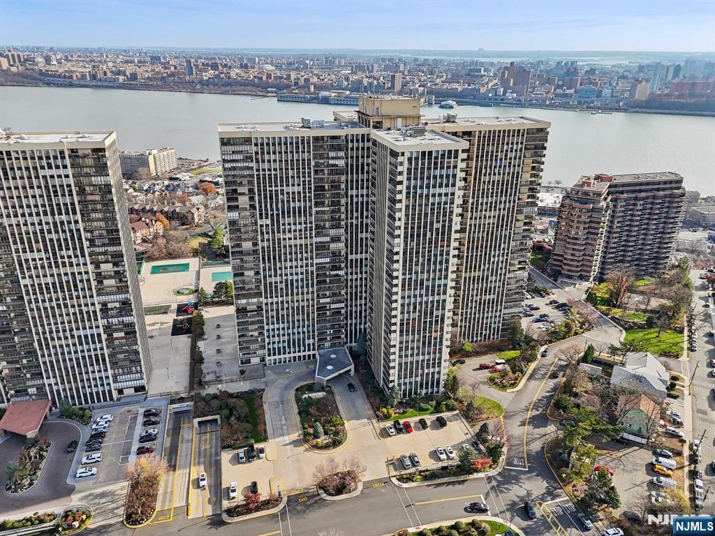 200 Winston Drive L8