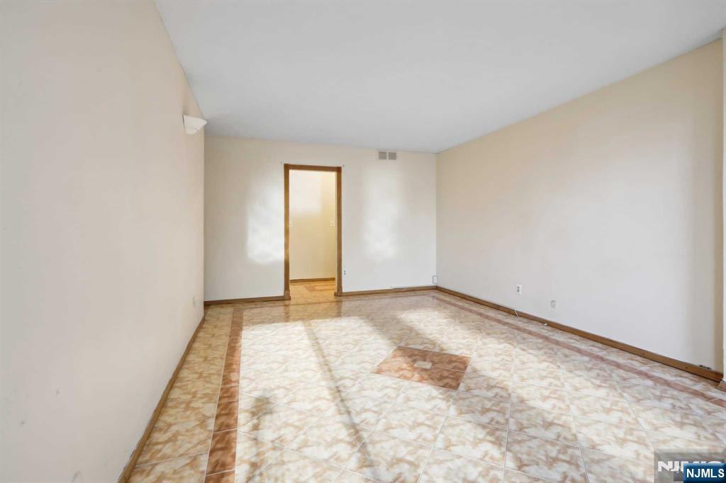 200 Winston Drive L8