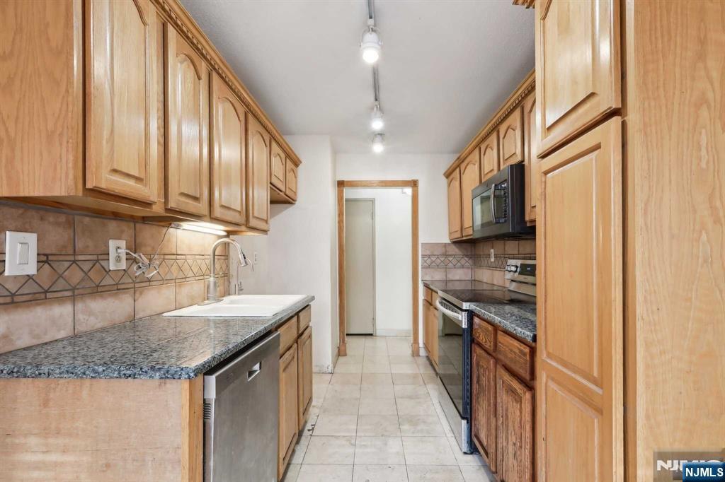 200 Winston Drive L8