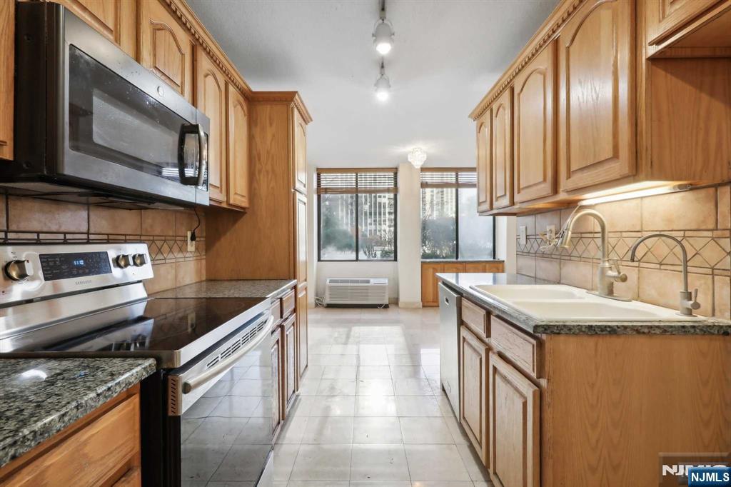 200 Winston Drive L8