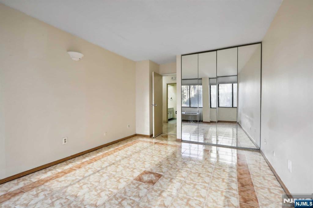 200 Winston Drive L8