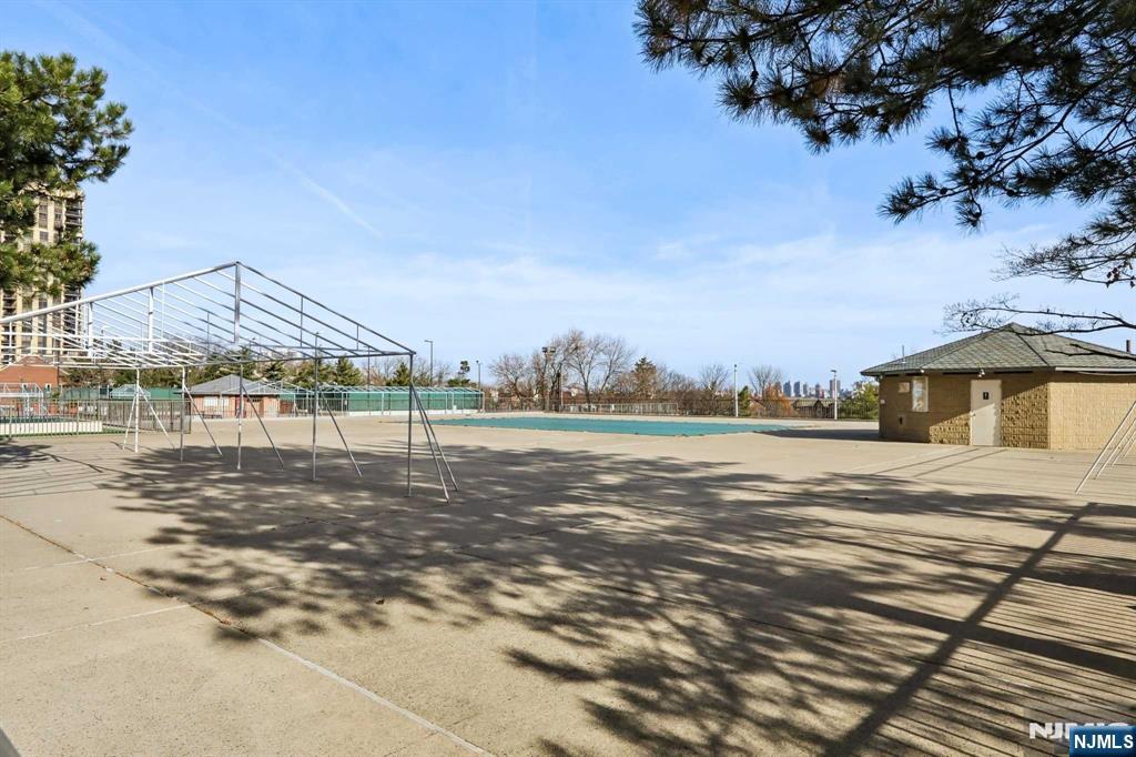 200 Winston Drive L8