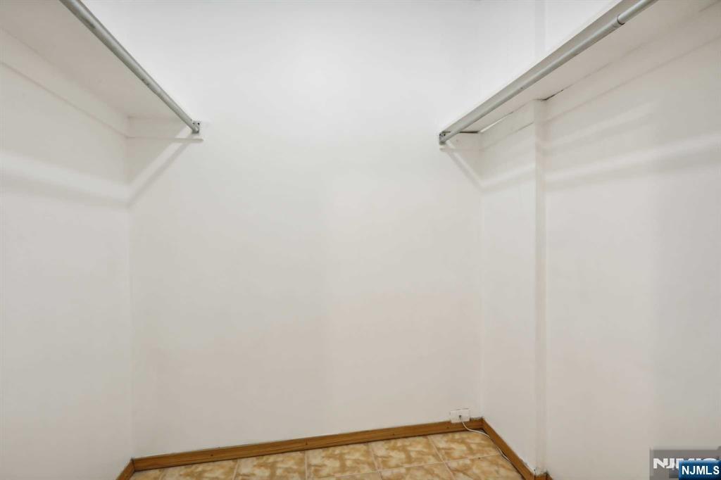 200 Winston Drive L8