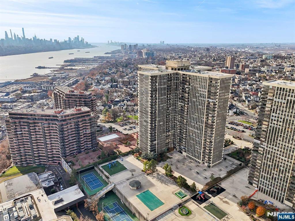 200 Winston Drive L8