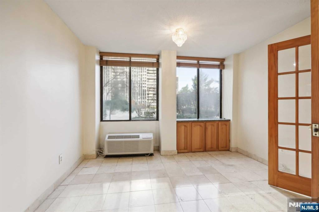 200 Winston Drive L8