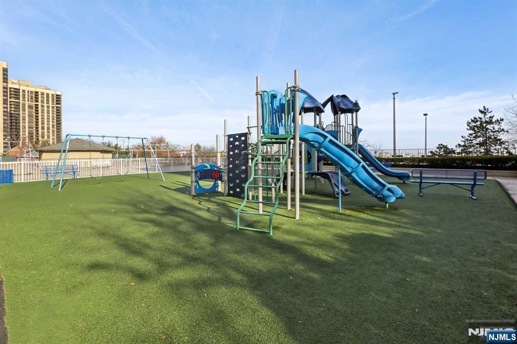 200 Winston Drive L8