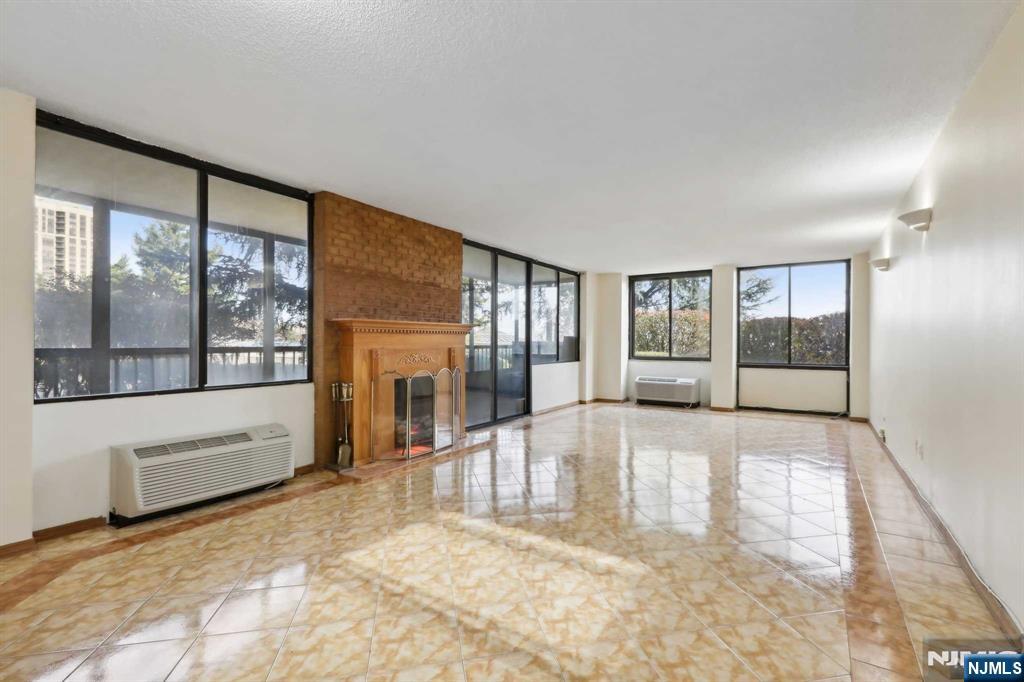 200 Winston Drive L8