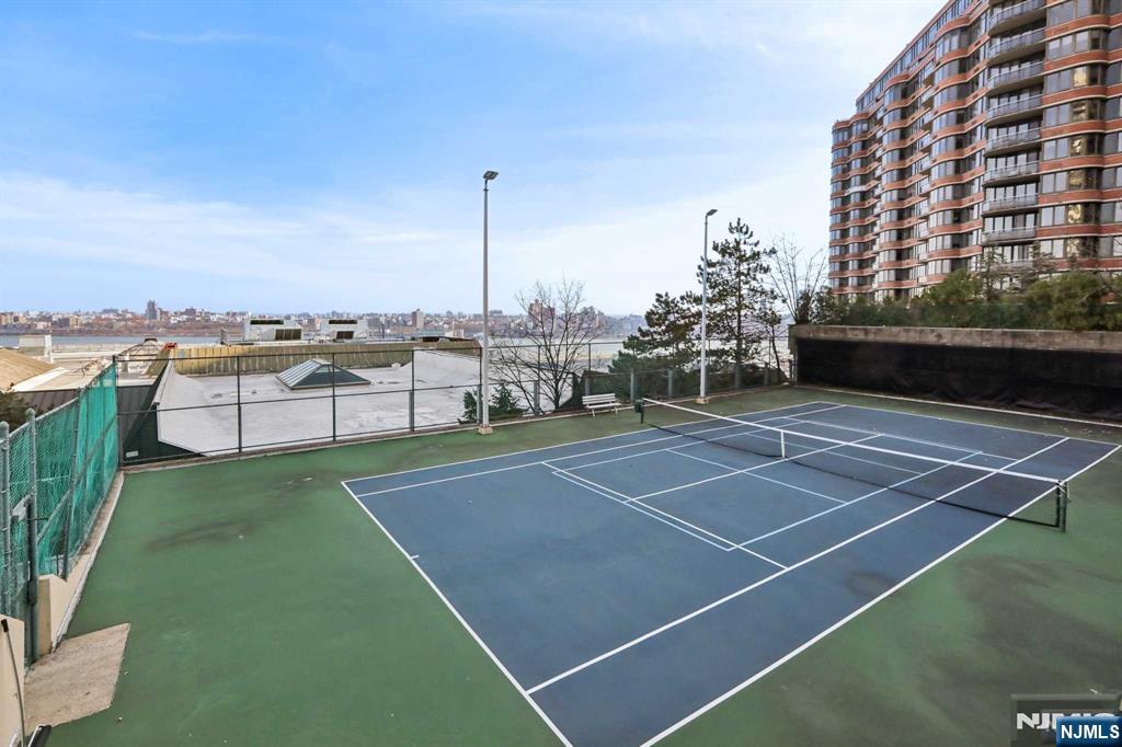 200 Winston Drive L8