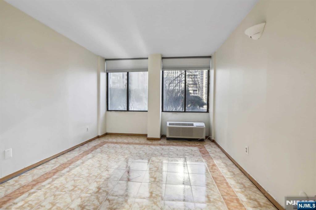 200 Winston Drive L8