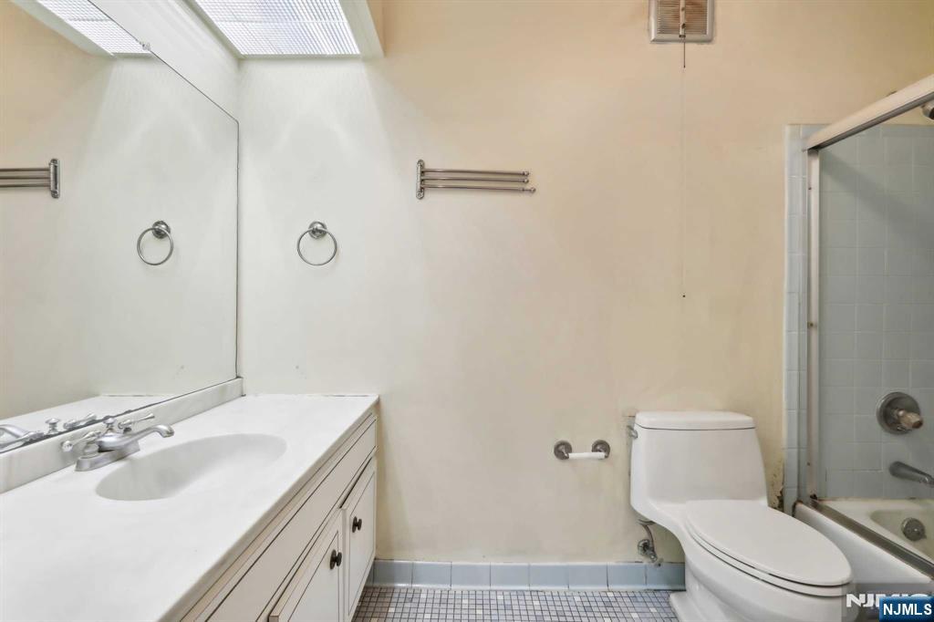 200 Winston Drive L8