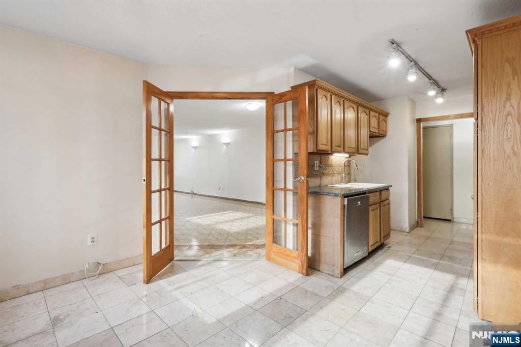 200 Winston Drive L8