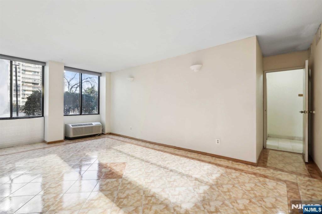 200 Winston Drive L8