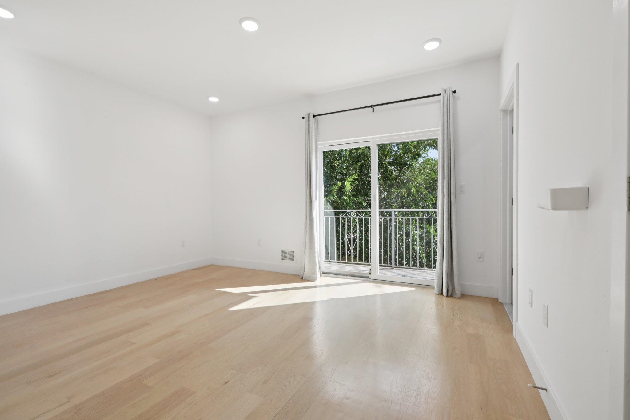 131 ZABRISKIE ST Unit: 1