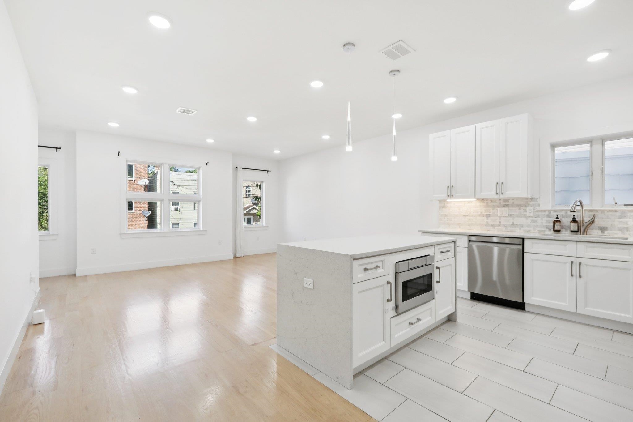 131 ZABRISKIE ST Unit: 1