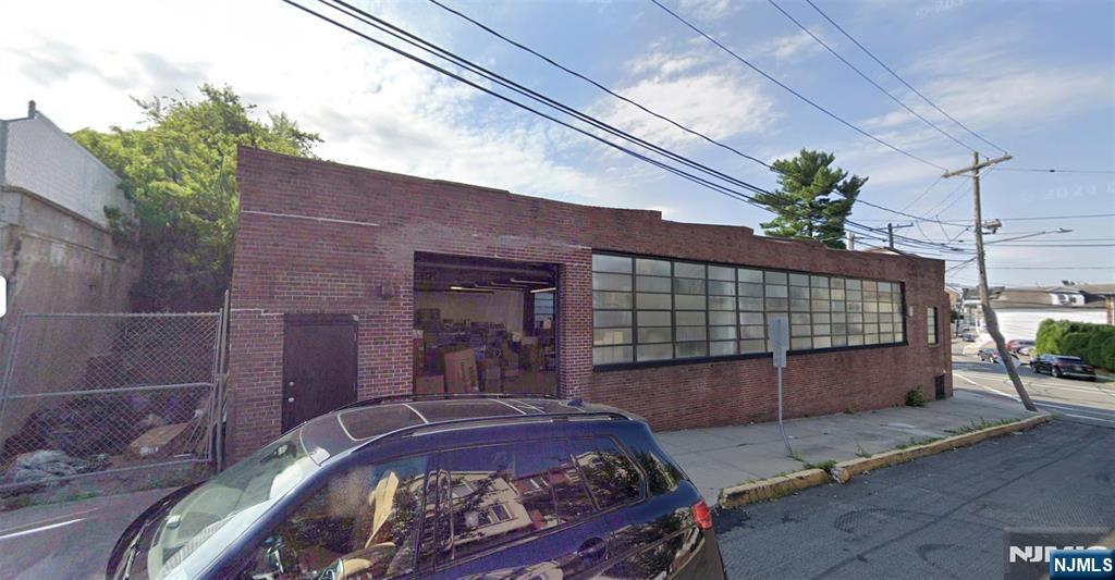 395 Henry Street