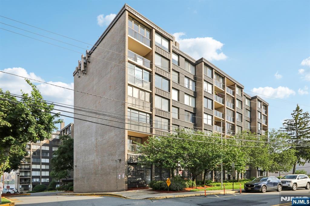 9060 Palisade Avenue 511