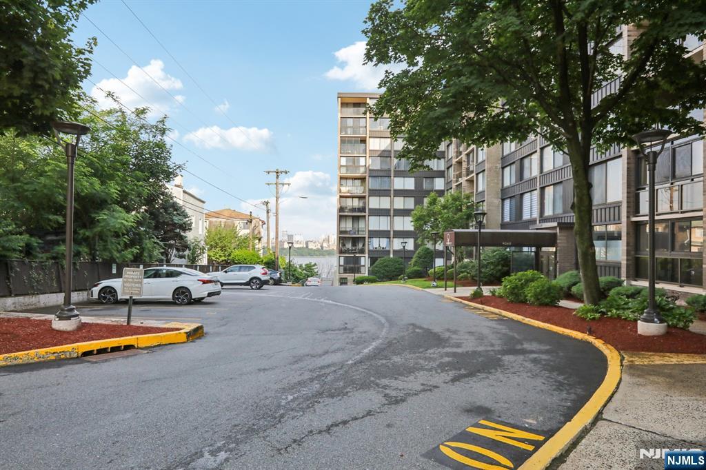 9060 Palisade Avenue 511