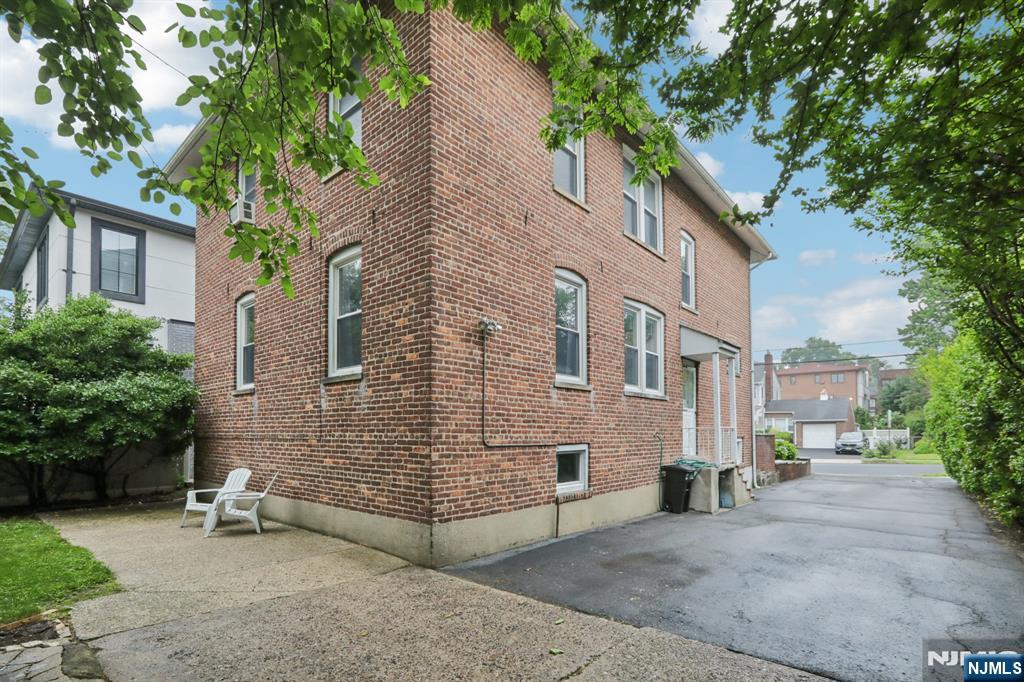 11 Warwick Avenue