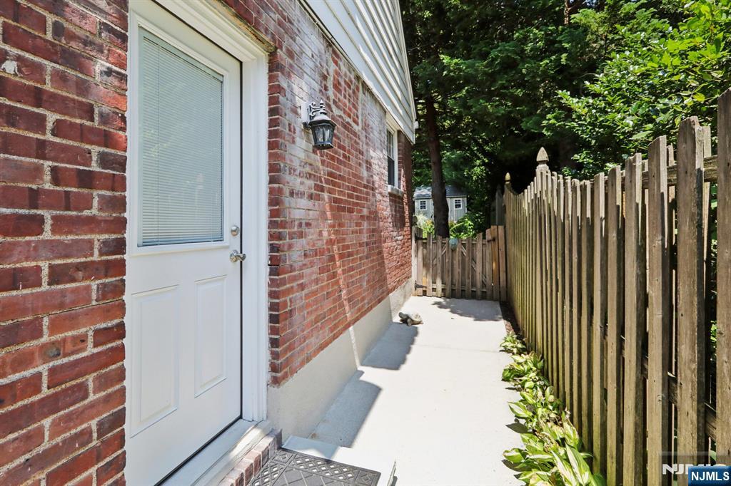 323 E Oakdene Avenue