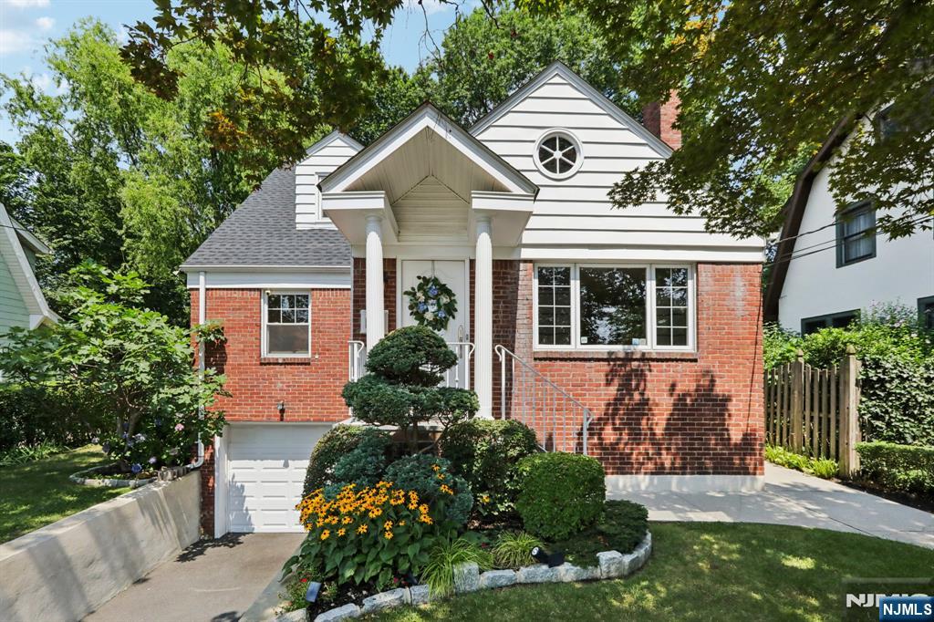 323 E Oakdene Avenue