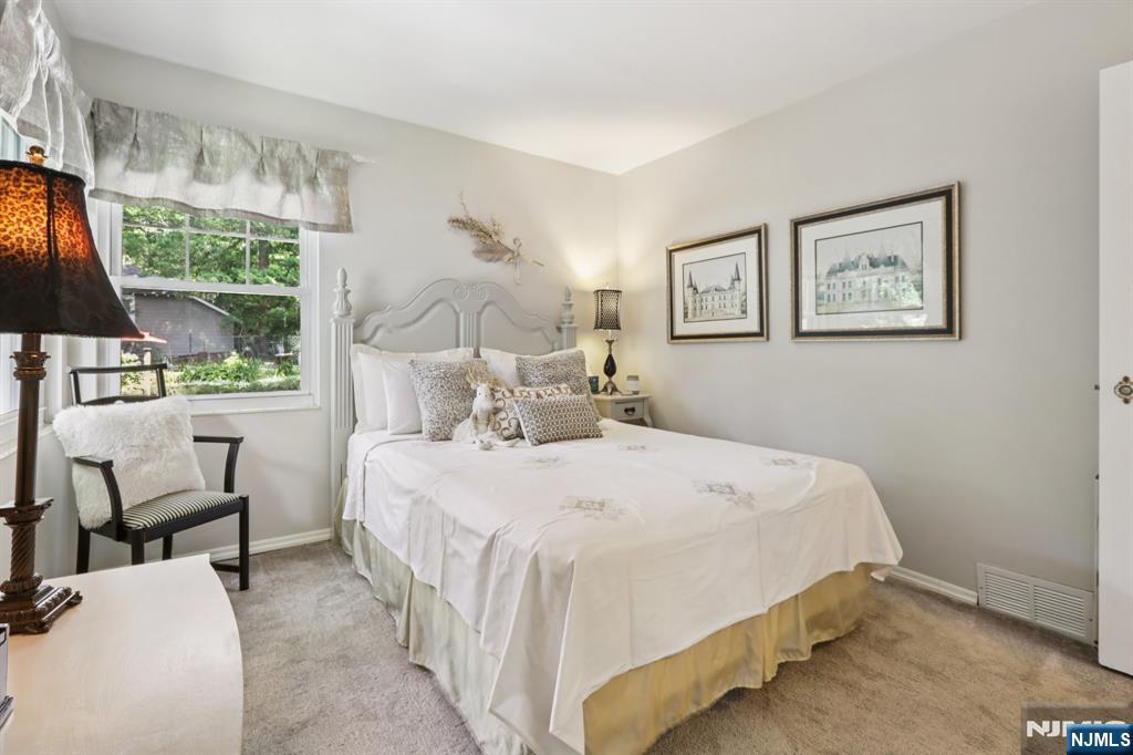 323 E Oakdene Avenue