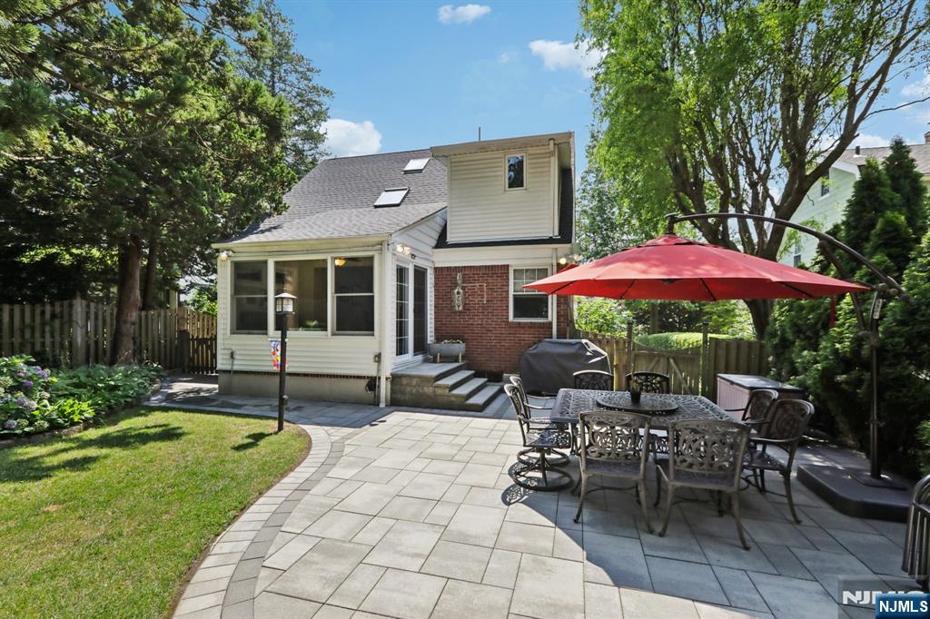 323 E Oakdene Avenue