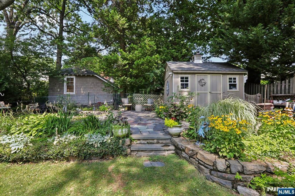 323 E Oakdene Avenue