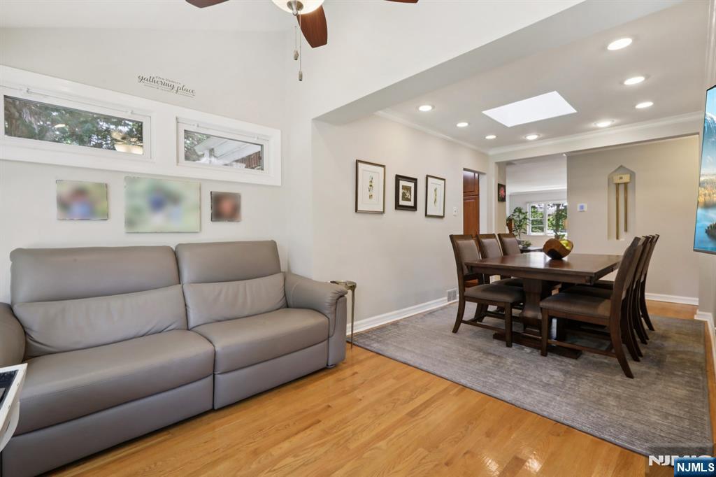 323 E Oakdene Avenue