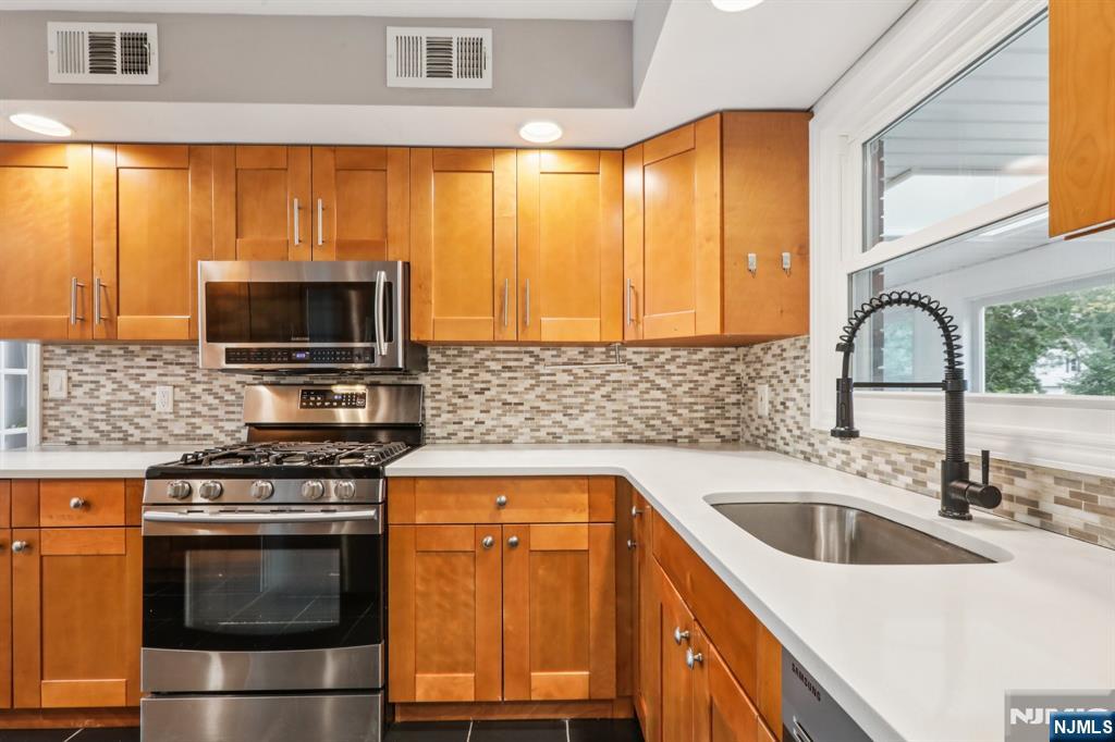 676 Kingsbridge Lane