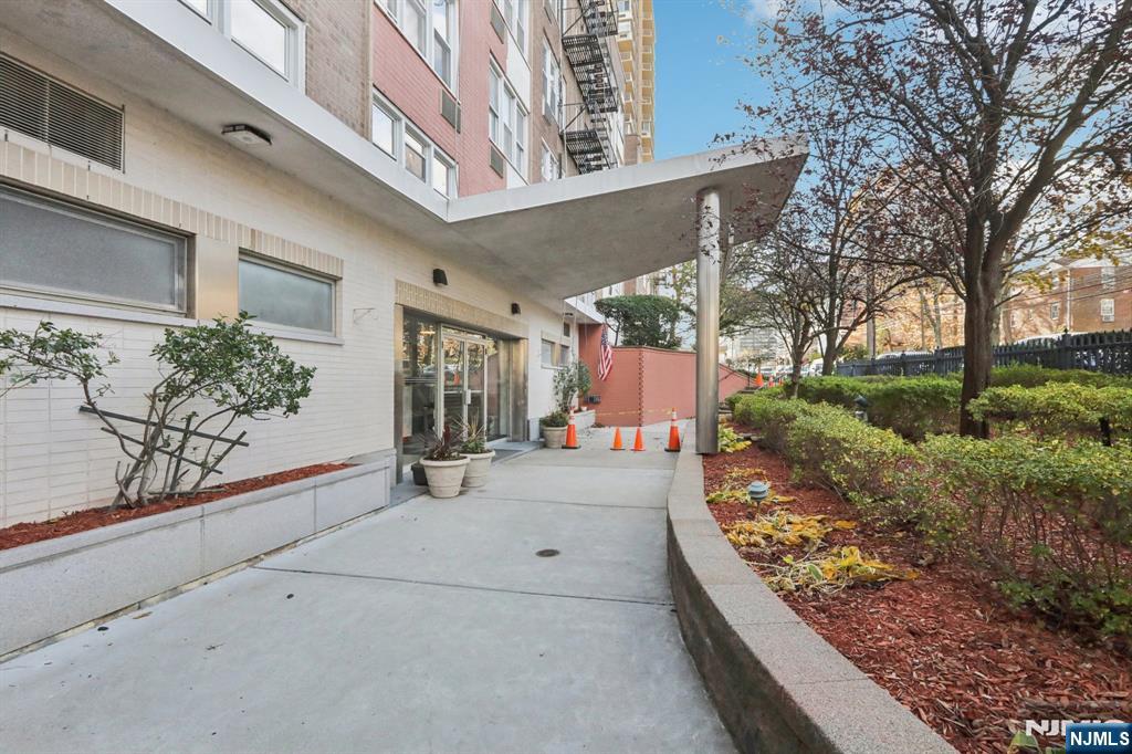 2160 Center Avenue 5N