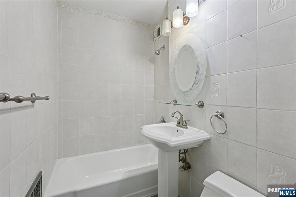 2160 Center Avenue 5N